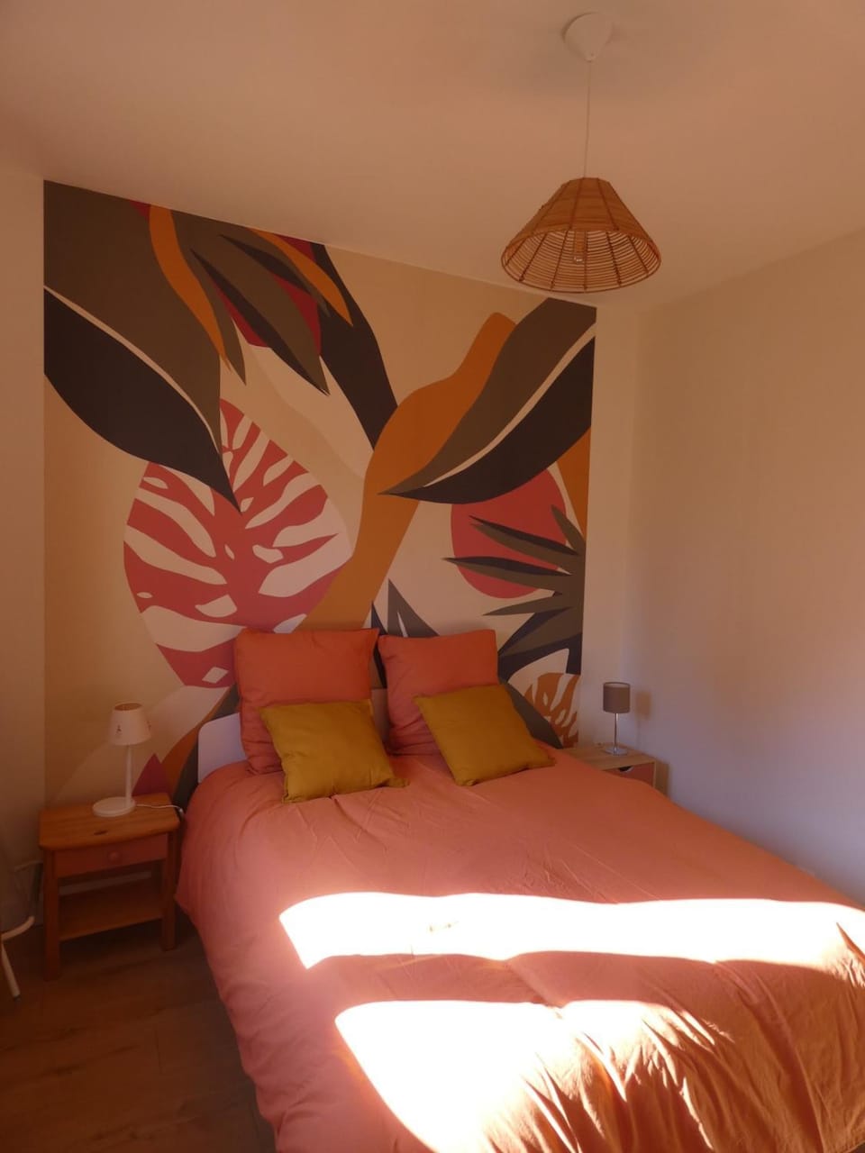 Bed, Photo of the whole room, Decorative detail, Bedroom