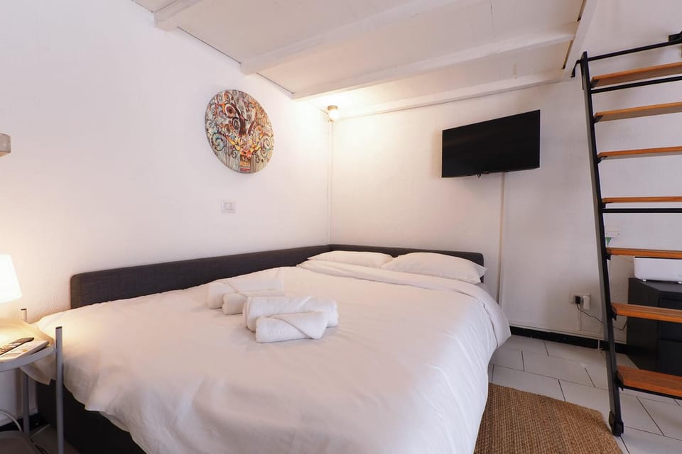 Bed, TV and multimedia, internet, towels