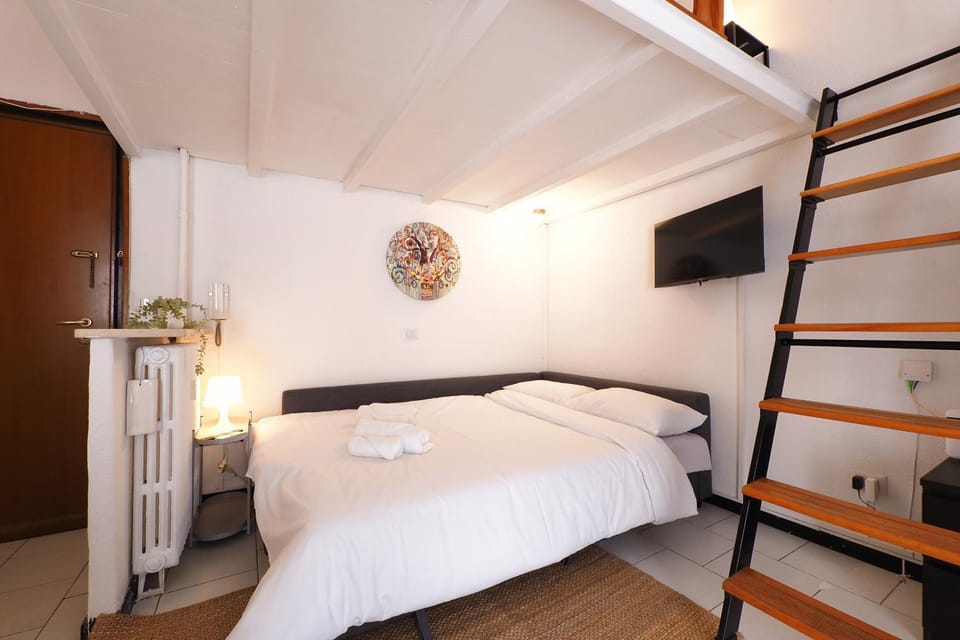 Bed, TV and multimedia, Photo of the whole room