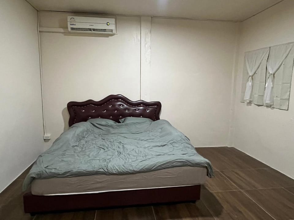 Bed, Photo of the whole room, Bedroom, air conditioner