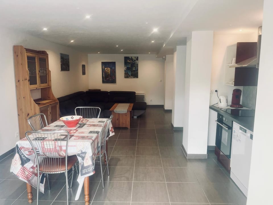 Kitchen or kitchenette, Living room