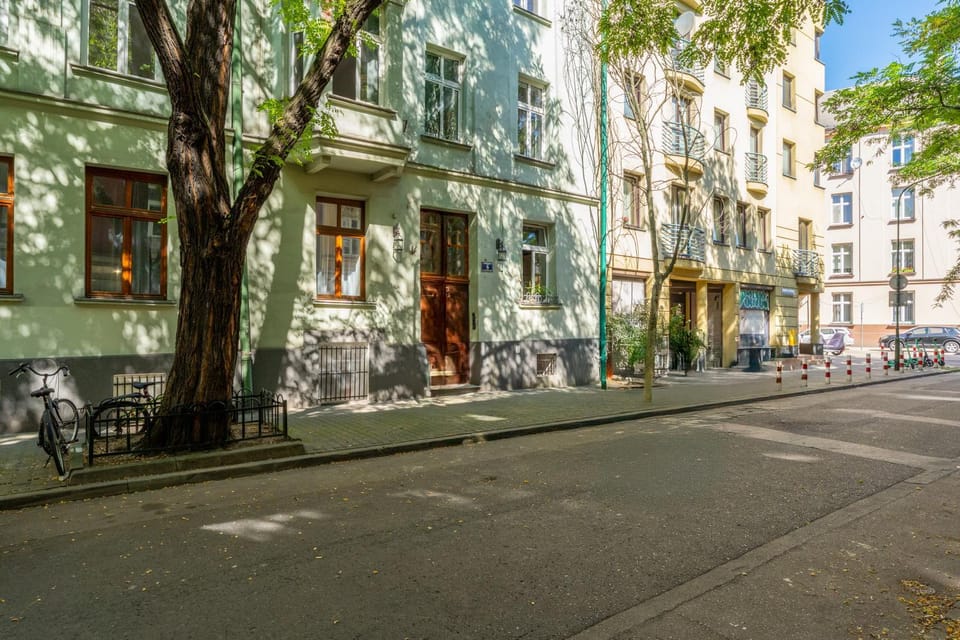 Property building, Day, Neighbourhood, Street view, Location