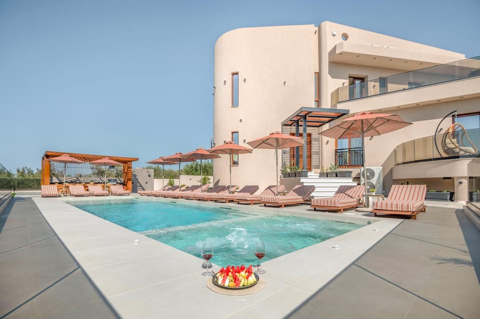 Property building, Swimming pool, sunbed