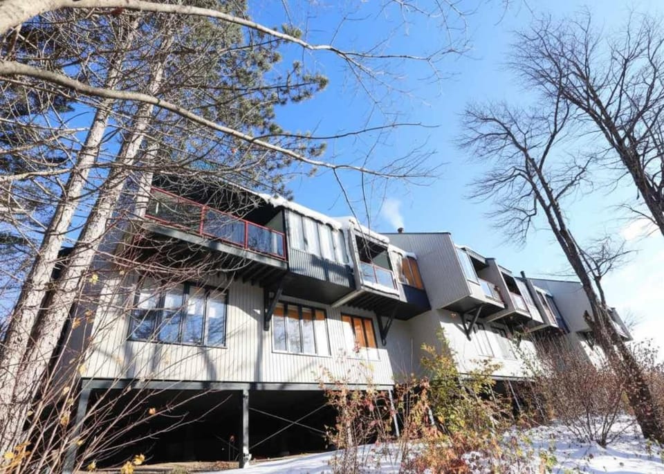 Mountain Comfort & Charm - La Perle Alpine House in Quebec