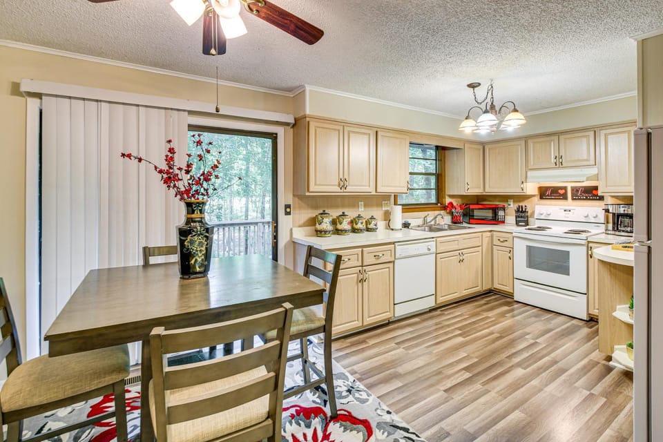 1/2 Mi to DeSoto Lake: Hot Springs Village Home House in Garland County