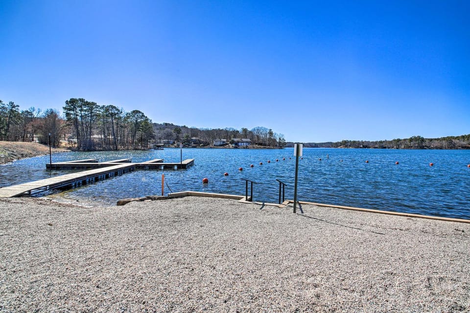 1/2 Mi to DeSoto Lake: Hot Springs Village Home House in Garland County