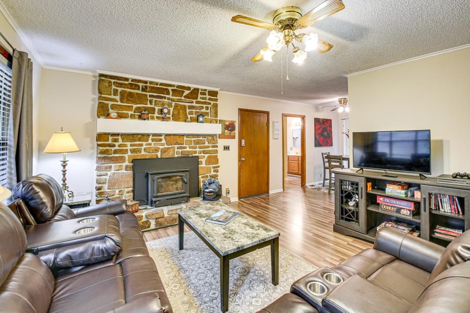 1/2 Mi to DeSoto Lake: Hot Springs Village Home House in Garland County