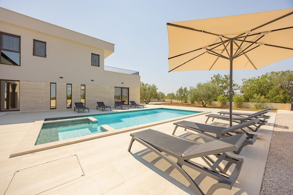 Property building, Day, Swimming pool, Swimming pool, sunbed