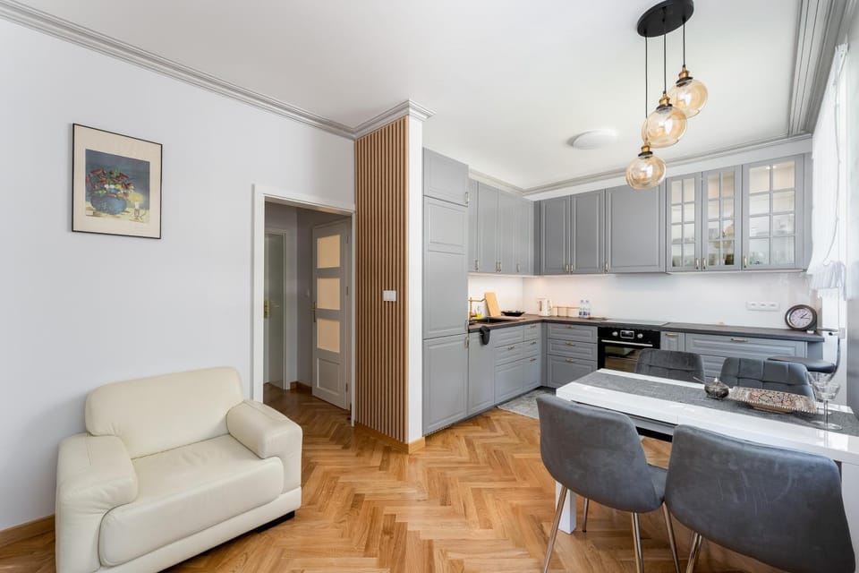 Kitchen or kitchenette, Seating area, Dining area, stove