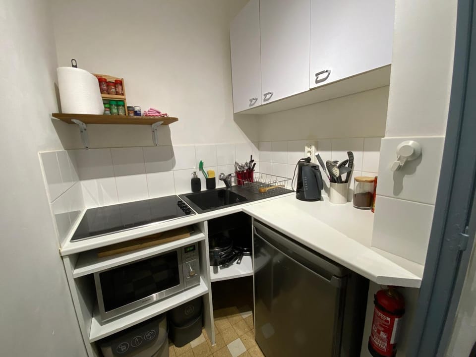 Kitchen or kitchenette, microwave, stove