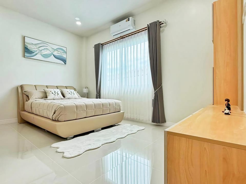 Bed, Photo of the whole room, Bedroom, air conditioner