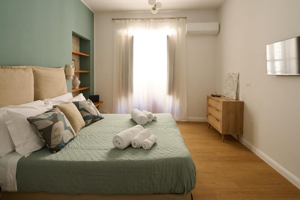 Bed, TV and multimedia, Photo of the whole room, Bedroom, towels, air conditioner