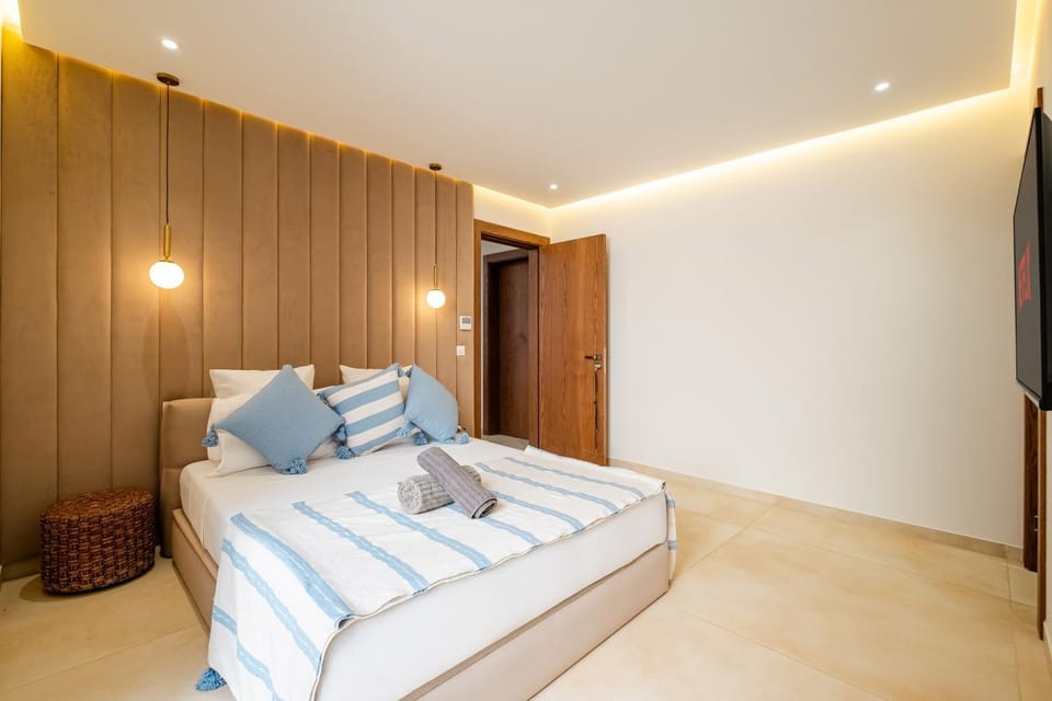 Bed, TV and multimedia, Photo of the whole room, Bedroom