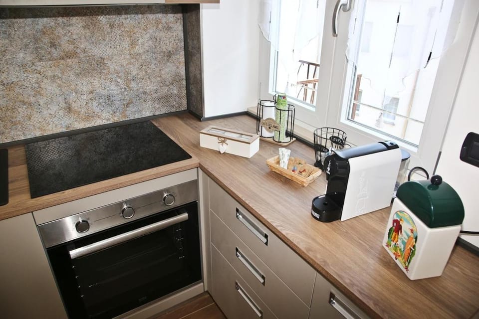 Coffee/tea facilities, Kitchen or kitchenette, dishwasher, oven, stove, toaster