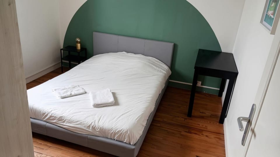 Bed, Photo of the whole room, Bedroom, towels