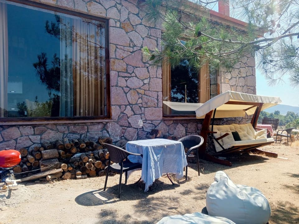Stone house in nature, 10 minutes to the city, on the peak Chalet in Turkey