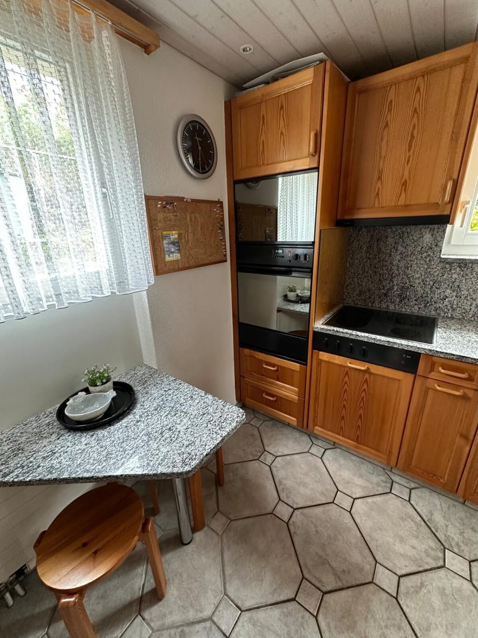 Kitchen or kitchenette, Dining area, minibar, oven, stove