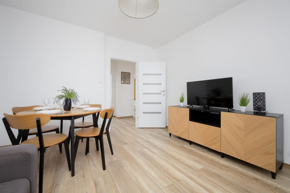 TV and multimedia, Living room, Seating area, Dining area, Evening entertainment