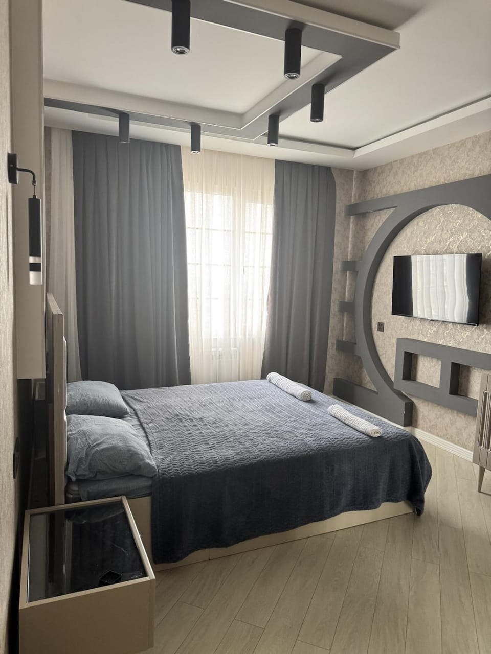 Bed, TV and multimedia, Photo of the whole room, Bedroom