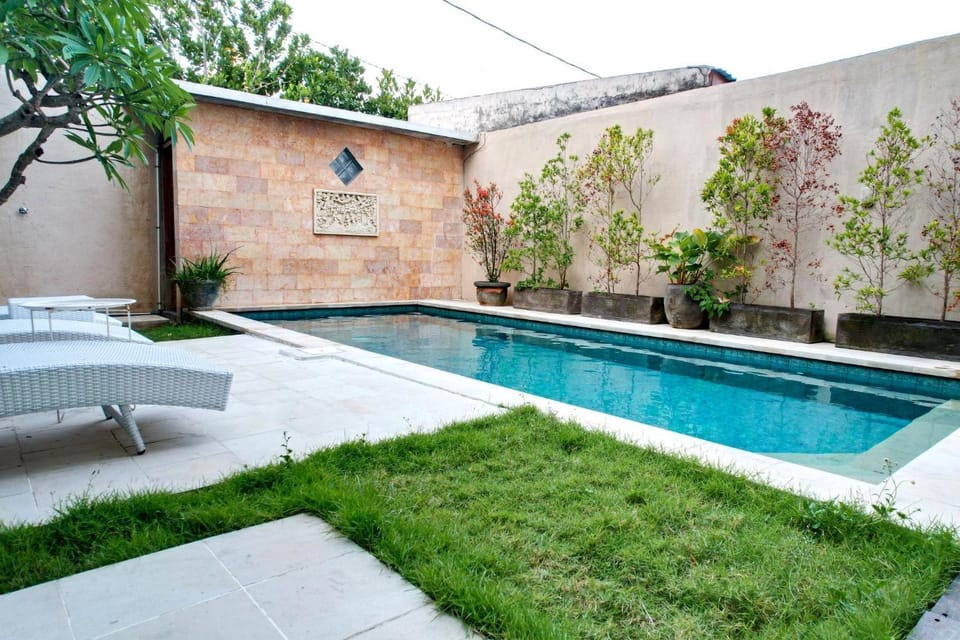 Balinese Guesthouse with Pool, Rooftop & Digital Nomad Ready Bed and Breakfast in North Kuta