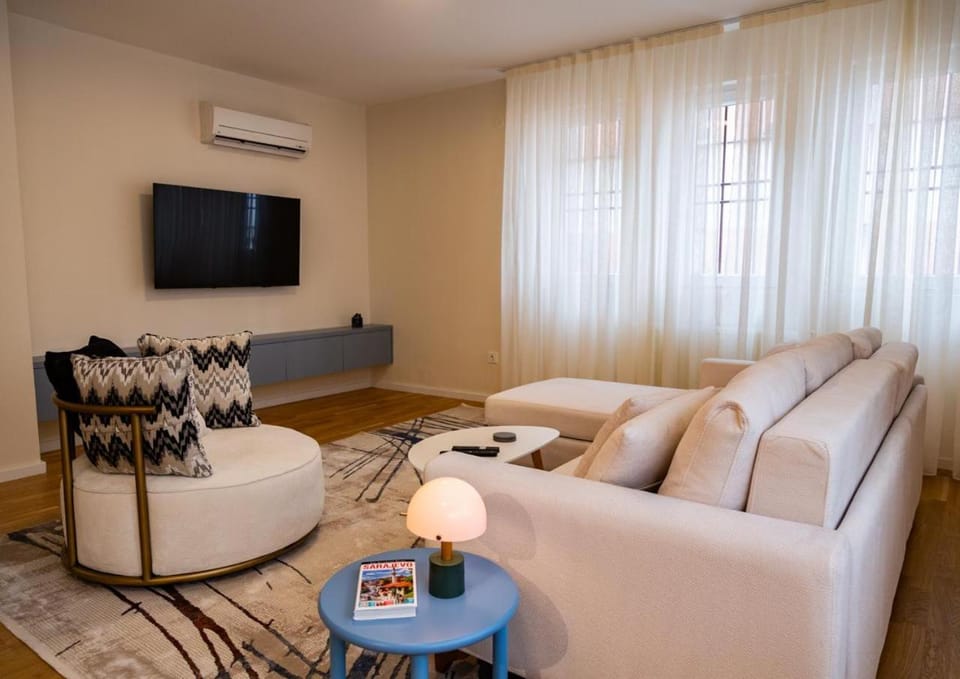 TV and multimedia, Living room, Seating area, Evening entertainment, air conditioner