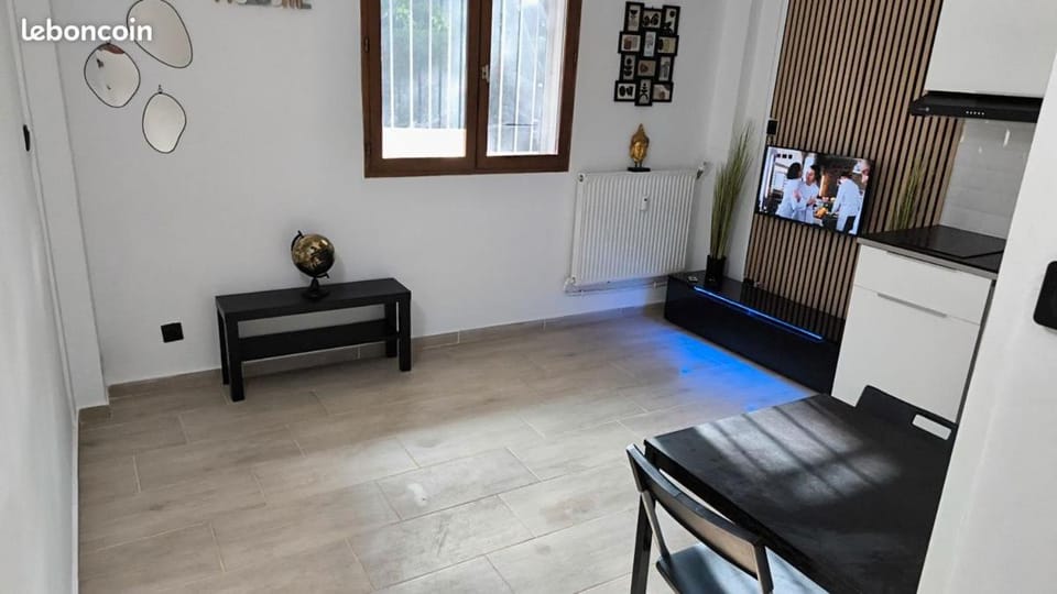 TV and multimedia, Kitchen or kitchenette, Seating area