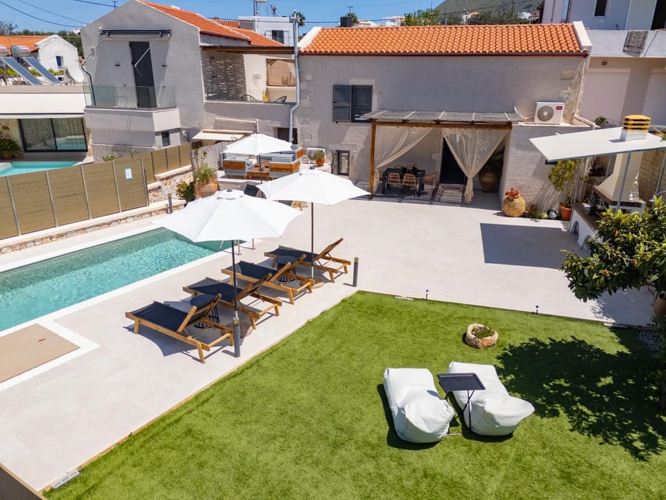 Garden, Garden view, Pool view, Swimming pool, sunbed