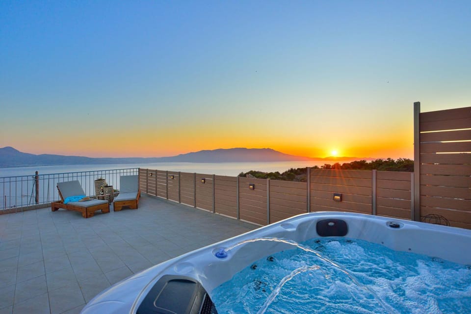 Nearby landmark, Day, Natural landscape, Hot Tub, Balcony/Terrace, Sunset