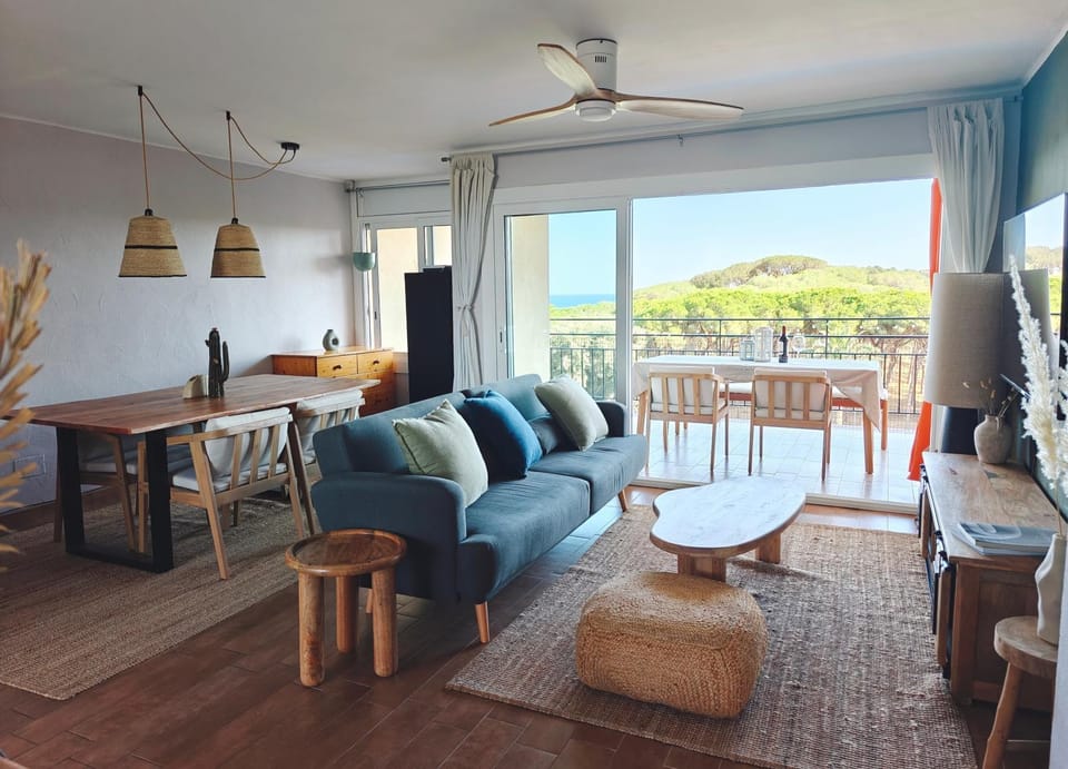 Natural landscape, View (from property/room), Balcony/Terrace, Living room, Dining area, Sea view