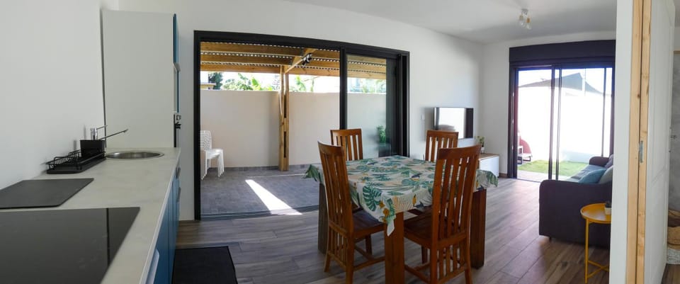 Kitchen or kitchenette, Living room