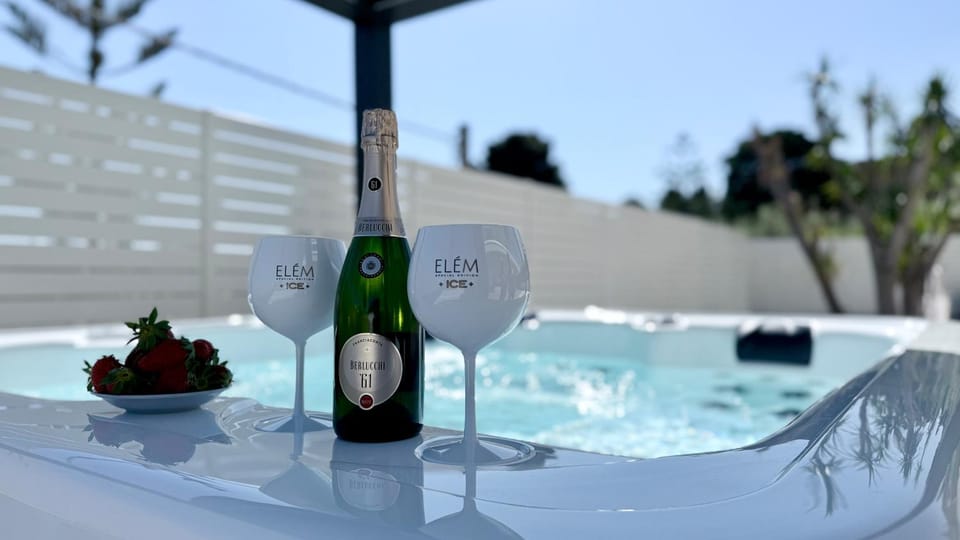 Pool view, Alcoholic drinks