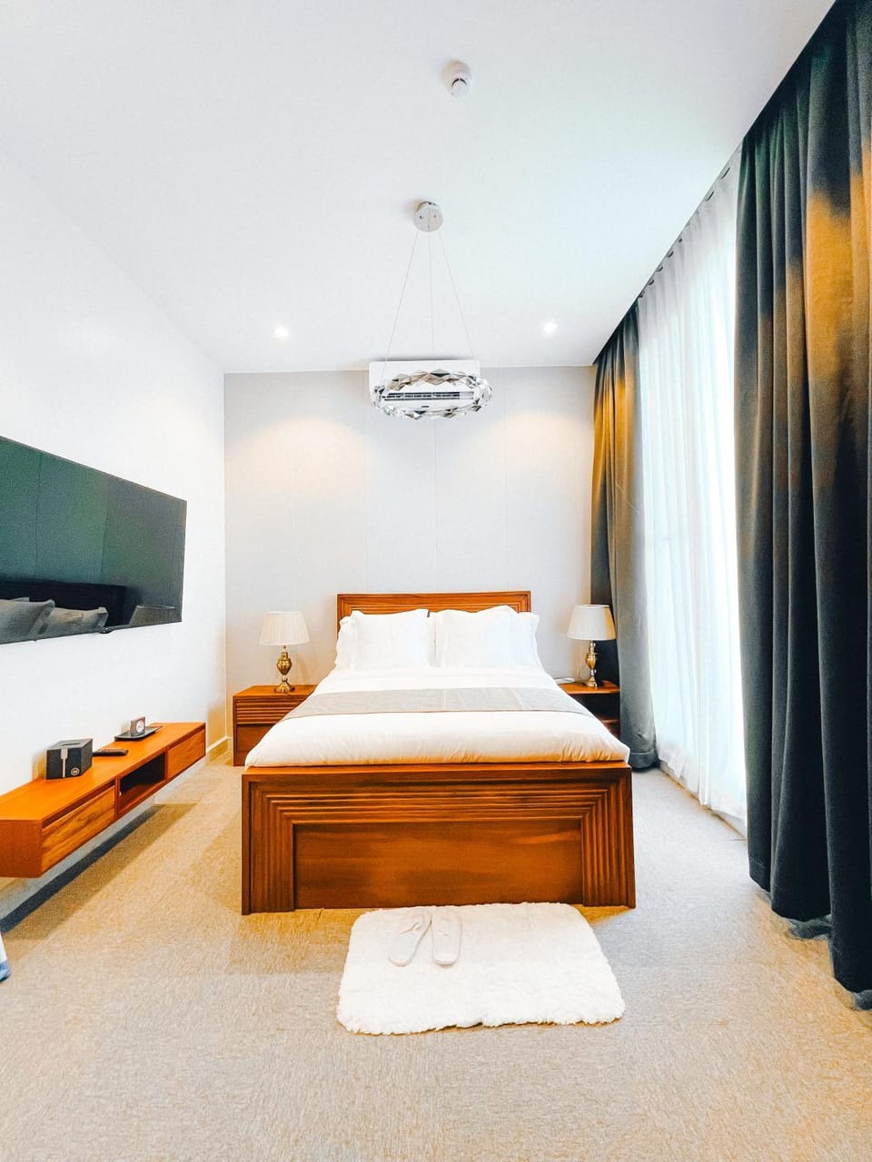 Bed, TV and multimedia, Photo of the whole room, Bedroom, towels, air conditioner