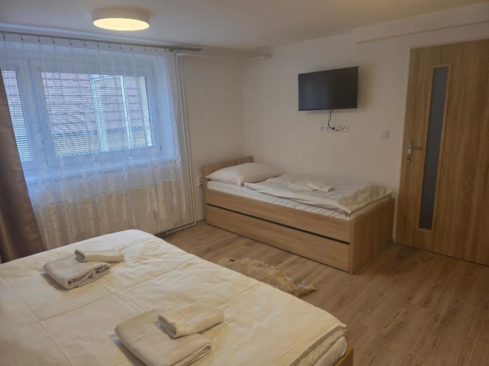 Bed, TV and multimedia, Photo of the whole room, Bedroom, towels