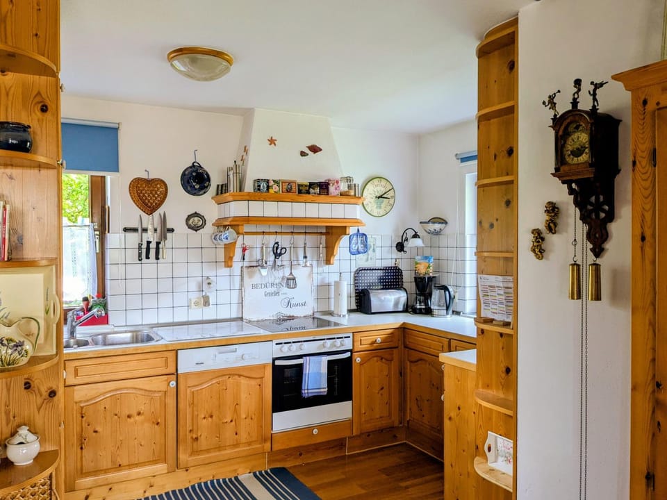 Kitchen or kitchenette, dishwasher, oven, toaster