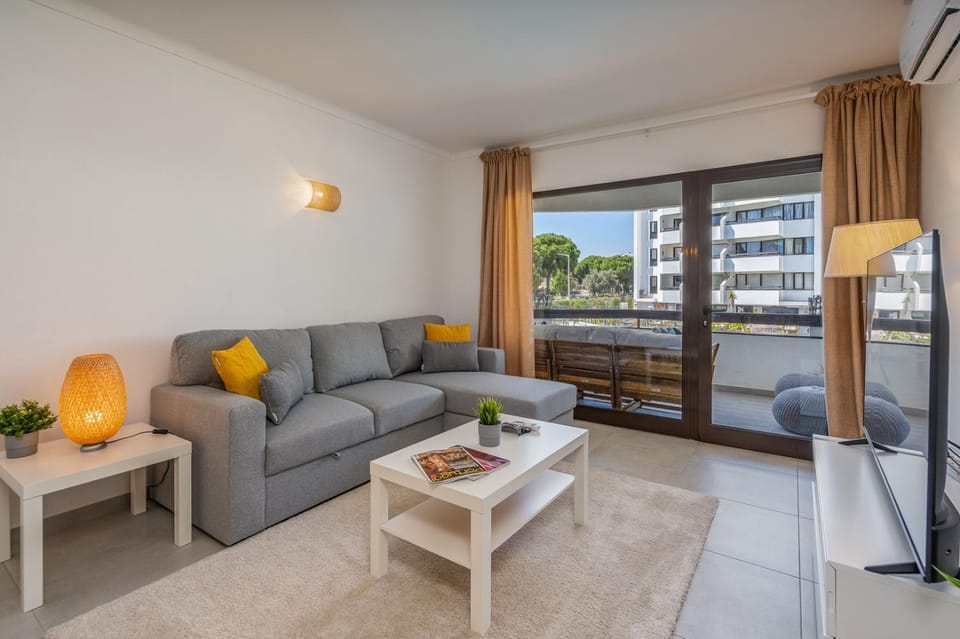 View (from property/room), Balcony/Terrace, Living room