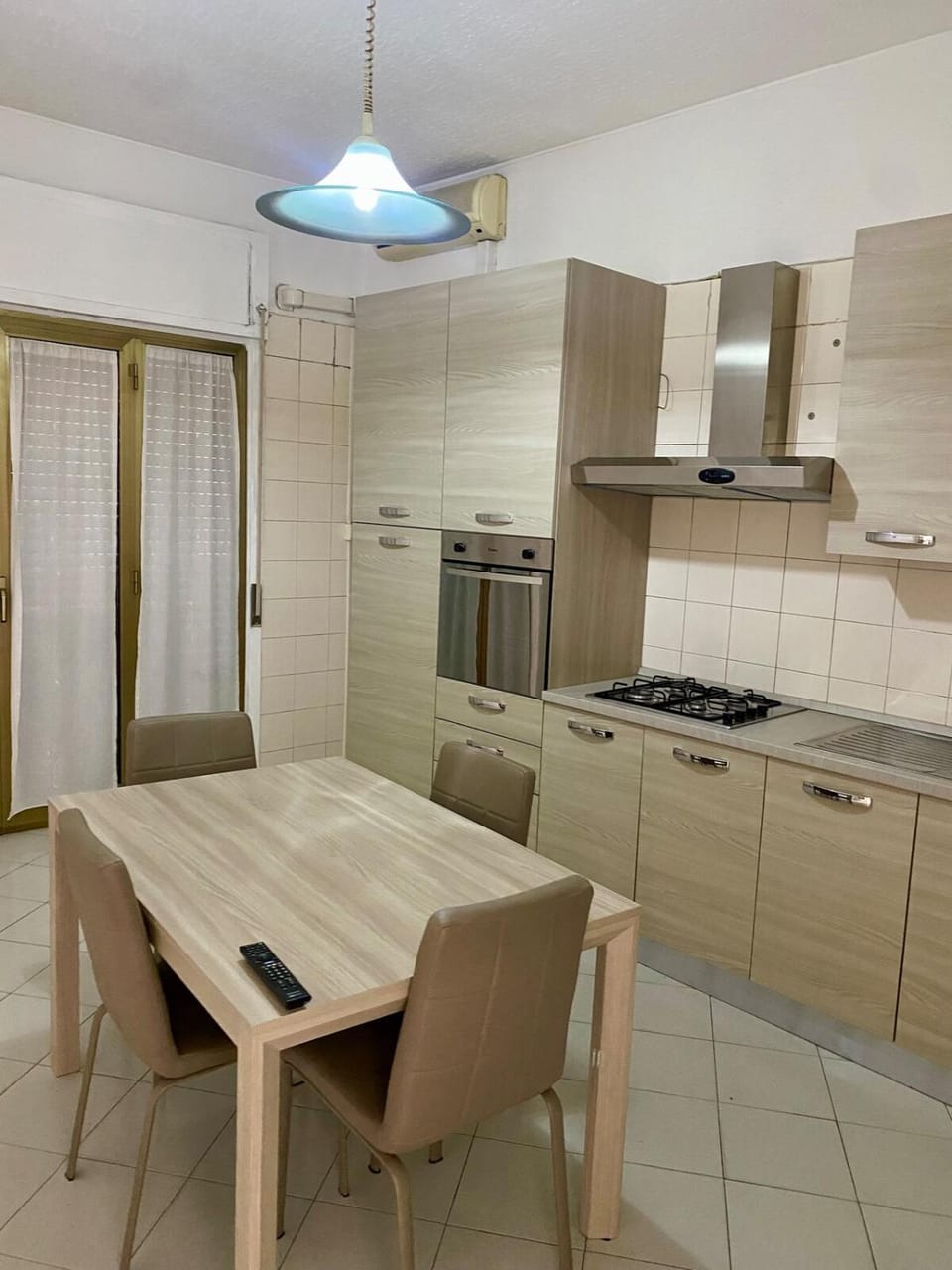 Kitchen or kitchenette, Dining area, oven