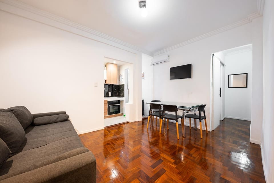 TV and multimedia, Kitchen or kitchenette, Living room, Seating area, Dining area
