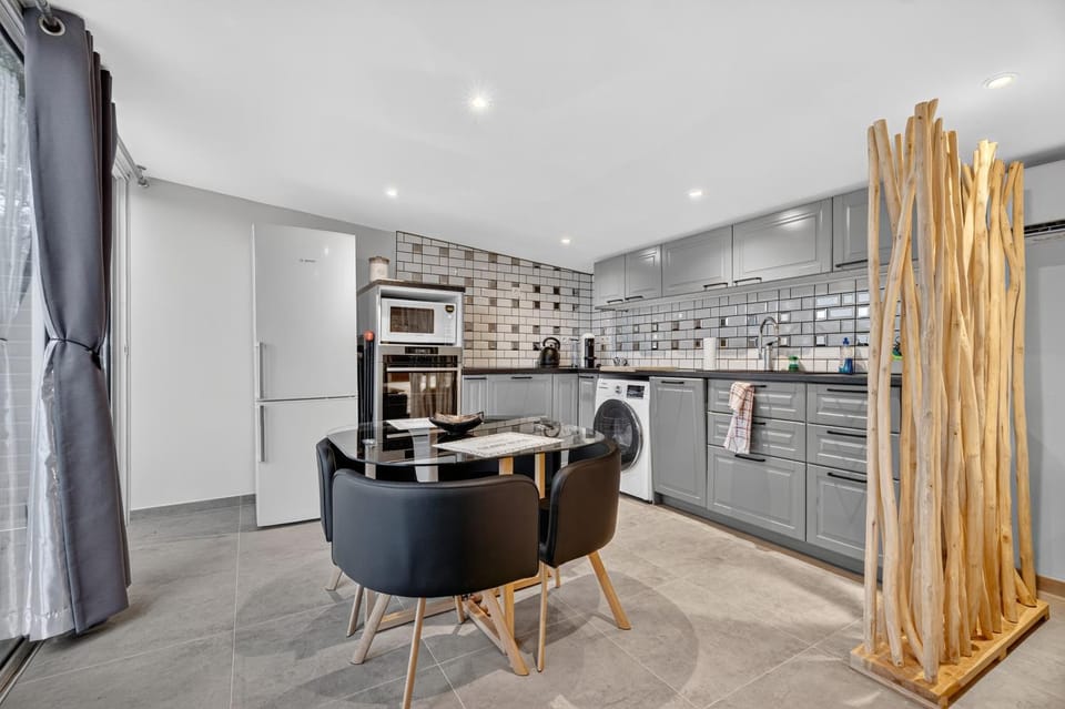 Property building, Kitchen or kitchenette, Living room