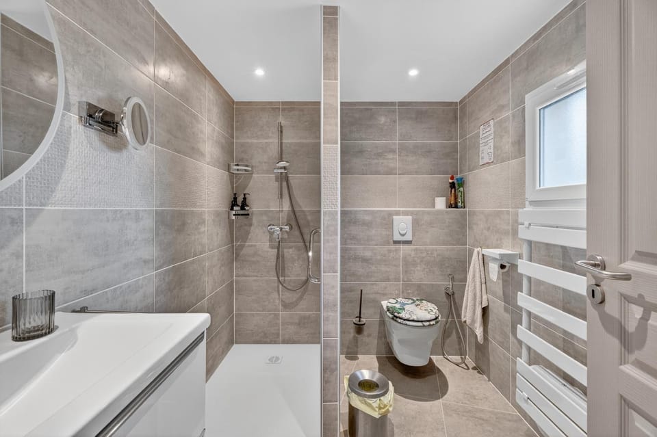 Bathroom, Living room