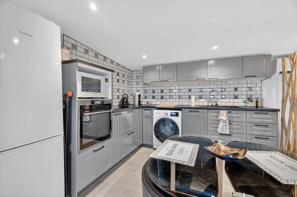 Kitchen or kitchenette, Living room
