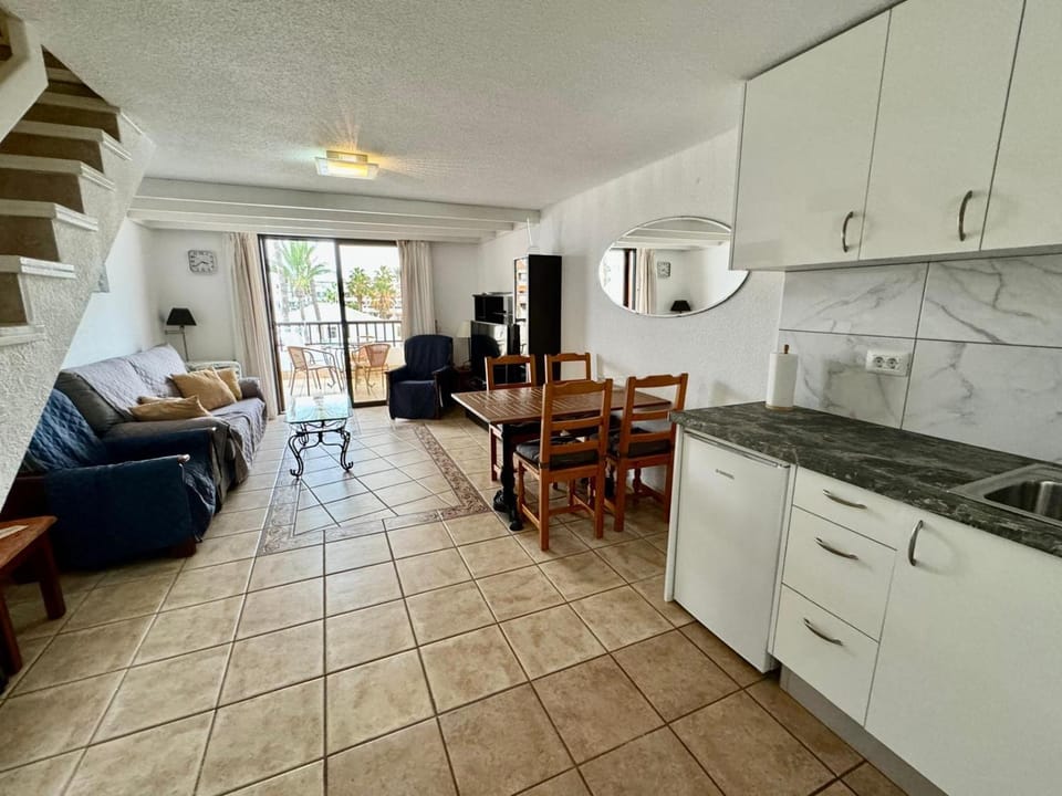 Kitchen or kitchenette, Living room, Seating area, Dining area, stove