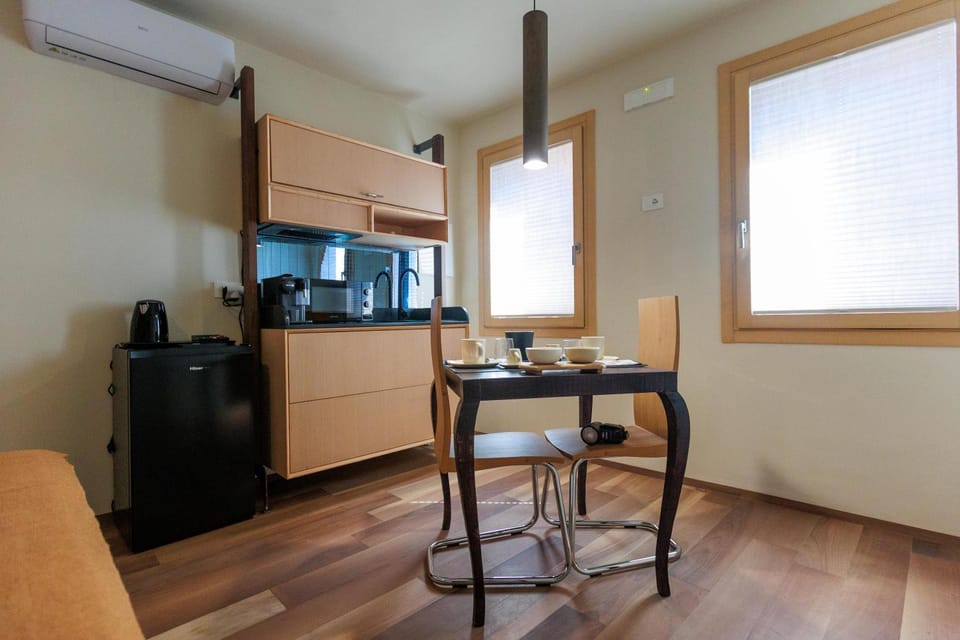 Coffee/tea facilities, Kitchen or kitchenette, Dining area, minibar, oven, air conditioner