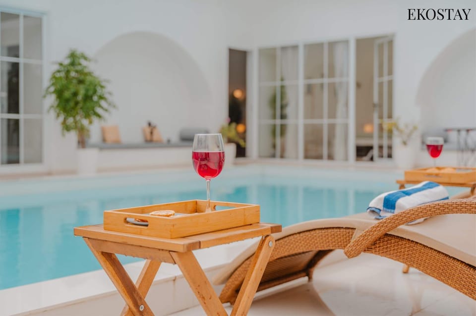Seating area, Swimming pool, Drinks