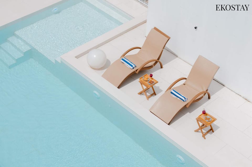 Pool view, Swimming pool, sunbed