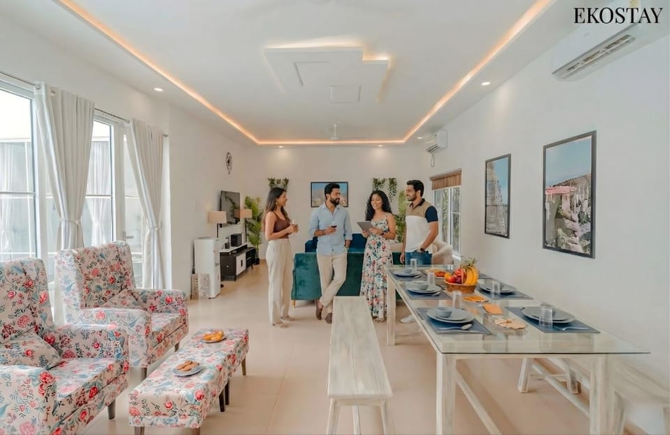 People, Living room, Food and drinks, Seating area, Food, group of guests