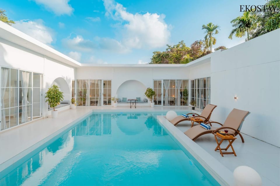Day, Pool view, Swimming pool, sunbed