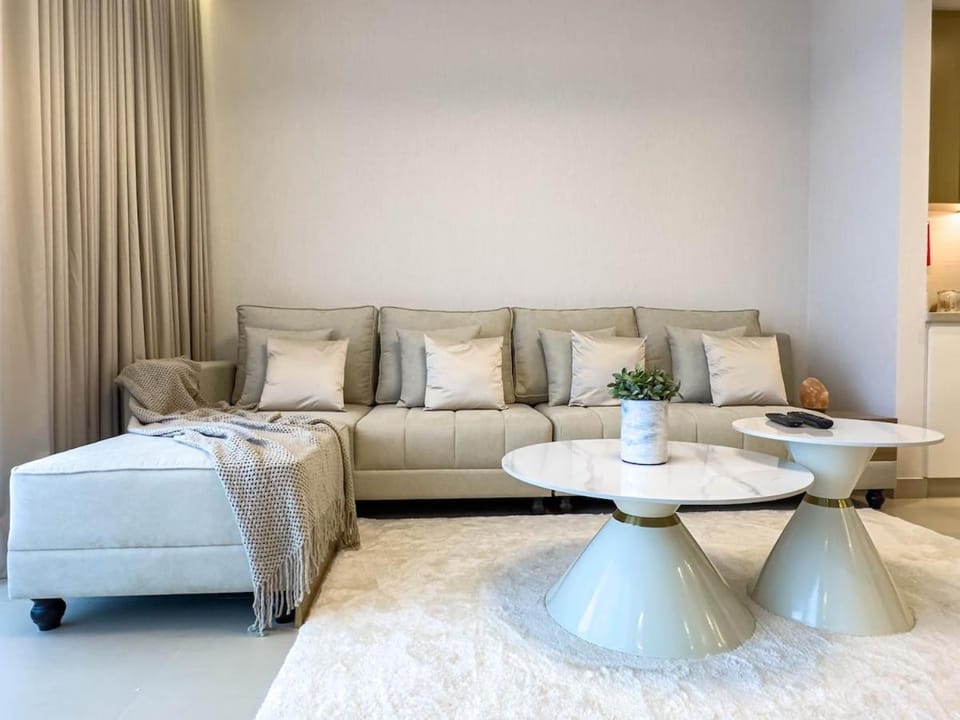 Luxury Redefined 1BR Apartment in Emaar 5242 Apartment in Dubai