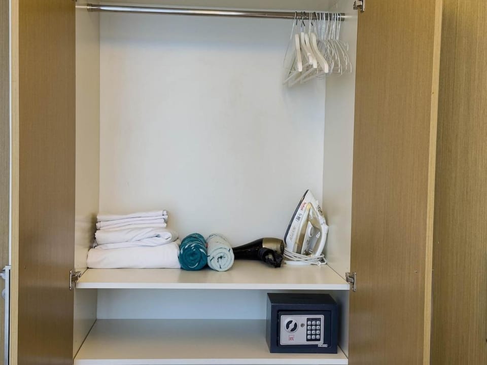 Luxury Redefined 1BR Apartment in Emaar 5242 Apartment in Dubai