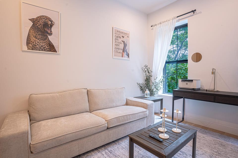 TV and multimedia, Living room, Seating area, air conditioner