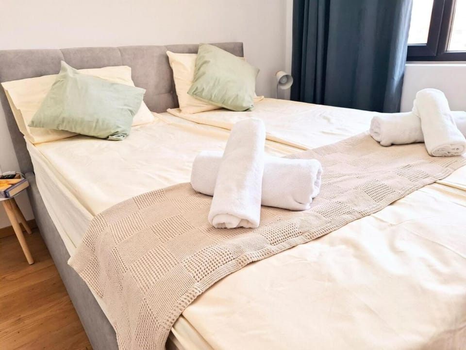 Bed, Photo of the whole room, Bedroom, towels